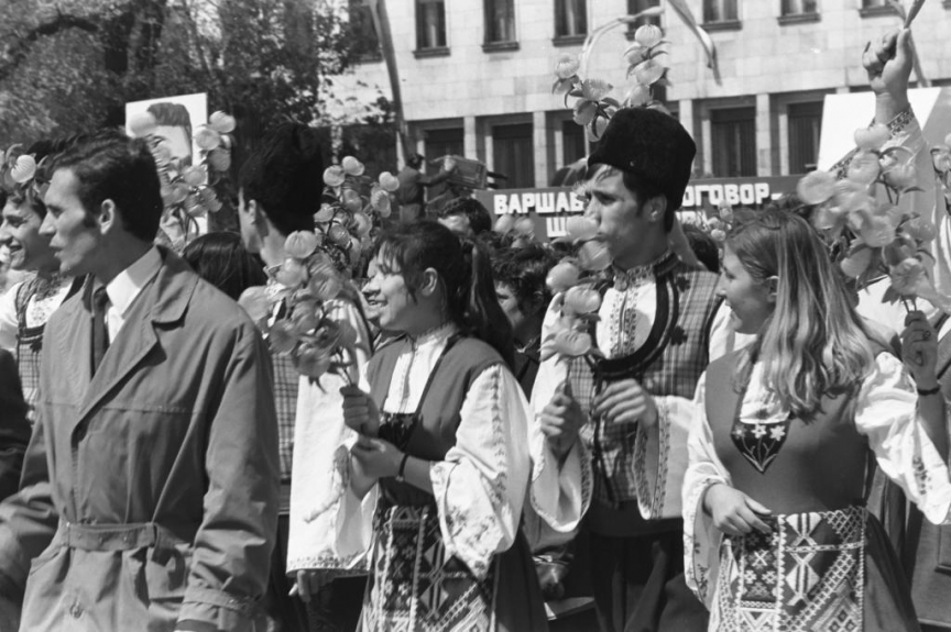 Ден на труда! Първомайска манифестация. Площад "9 септември" (сега площад "Независимост"), БВА