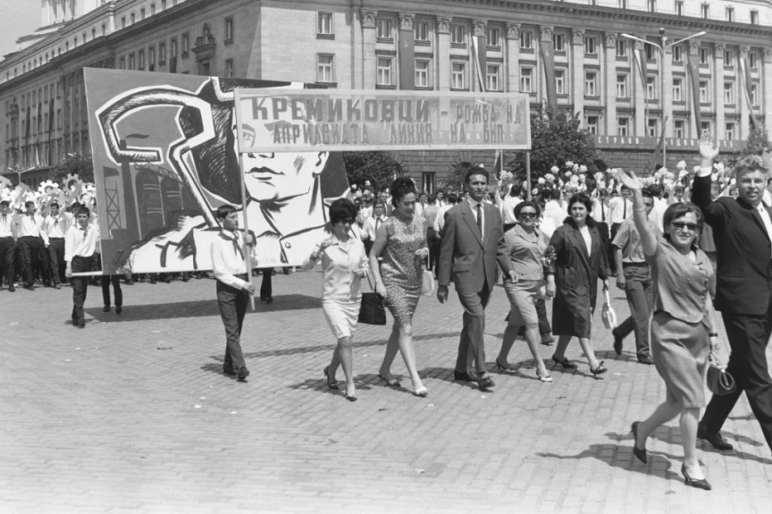 Площад "9 септември" (сега площад "Независимост"); Партиен дом на БКП (сега сграда на Народното събрание)., БВА