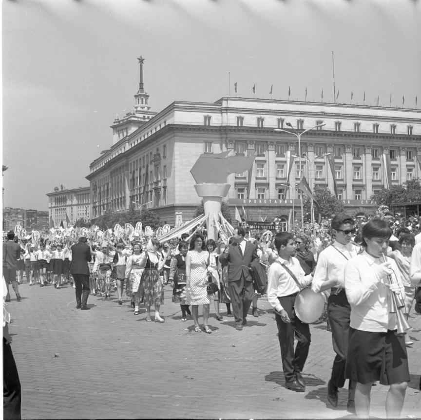 Площад "9 септември" (сега площад "Независимост"). Партиен дом на БКП; , БВА
