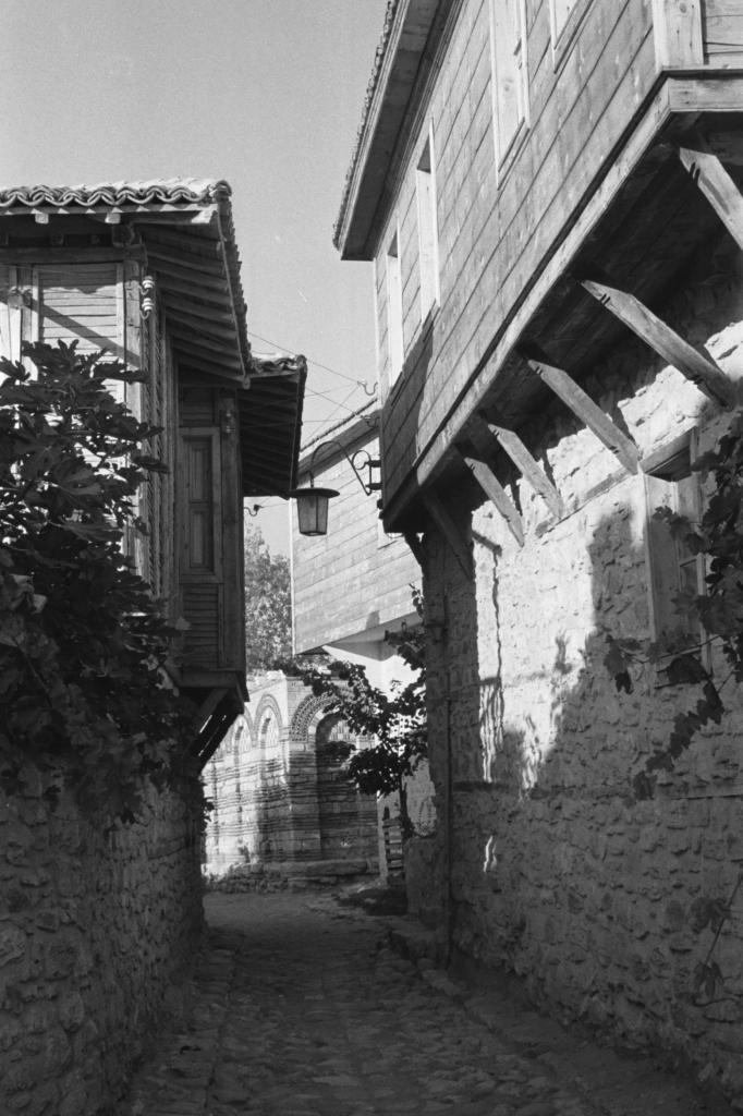 Старият град на Несебър, ул. "Ахелой" (в дъното се вижда част от църквата " Св. Архангели Михаил и Гавраил), БВА