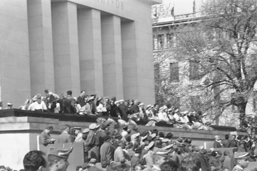 Ден на труда! Първомайска манифестация. Мавзолей на Георги Димитров, БВА