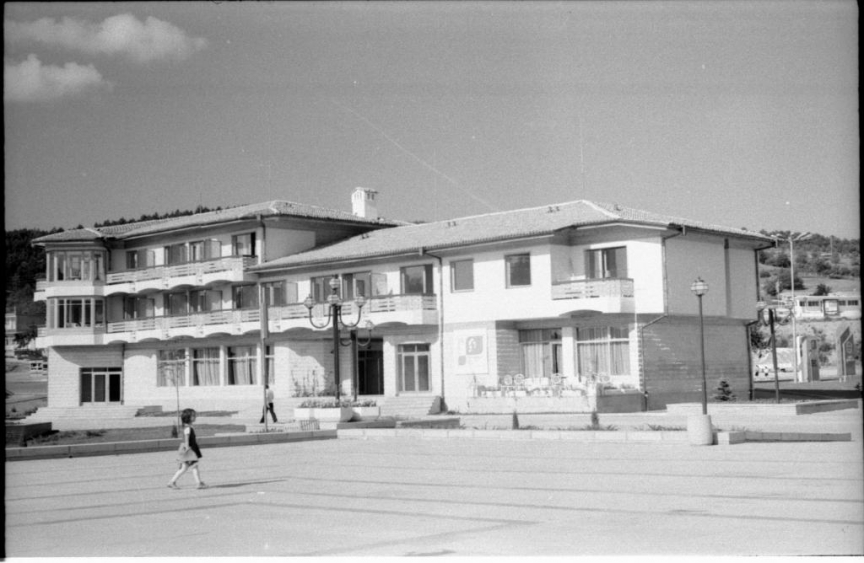 The center of the village of Kovachevtsi with the memorial of Georgi Dimitrov., БВА