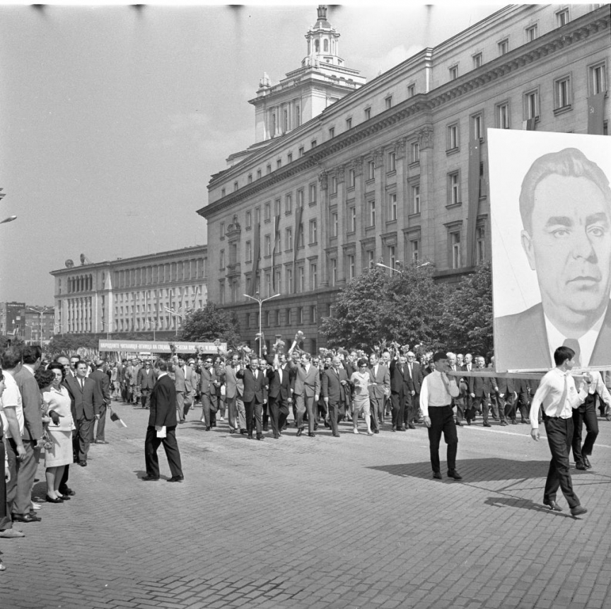 Площад "9 септември" (сега площад "Независимост"). Партиен дом на БКП; , БВА