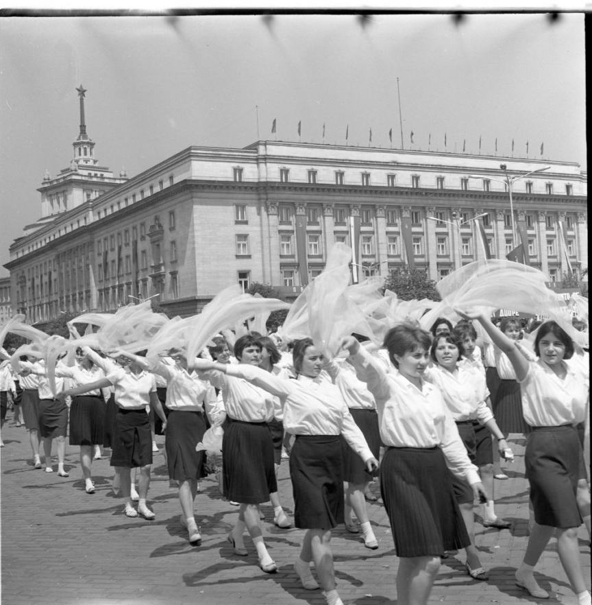 Площад "9 септември" (сега площад "Независимост"). Партиен дом на БКП; , БВА