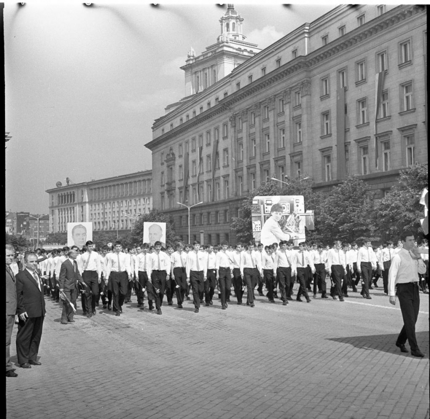 Площад "9 септември" (сега площад "Независимост"). Партиен дом на БКП; , БВА