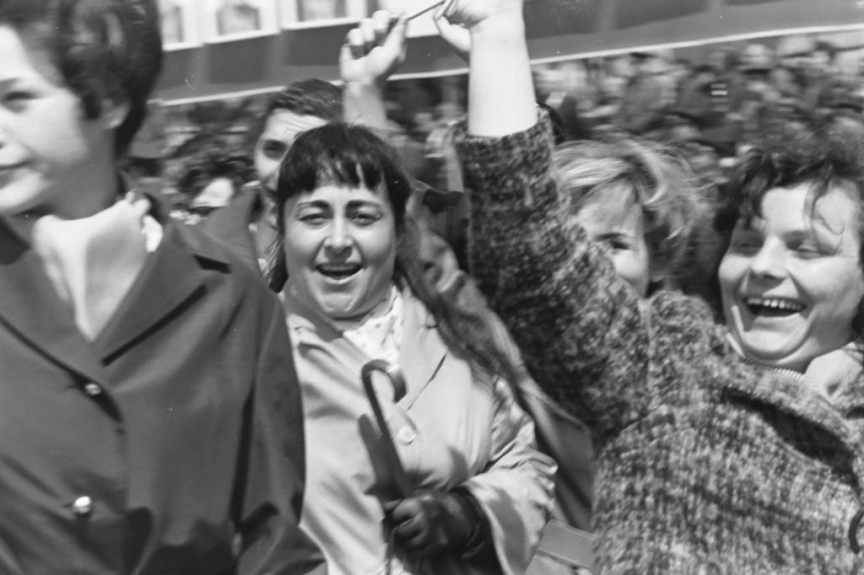 Ден на труда! Първомайска манифестация. Площад "9 септември" (сега площад "Независимост"), БВА